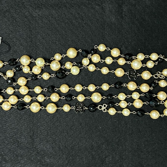 **SOLD**
NWT Vintage CHANEL Faux Pearl and CC Logo Necklace - Picture 4 of 7
